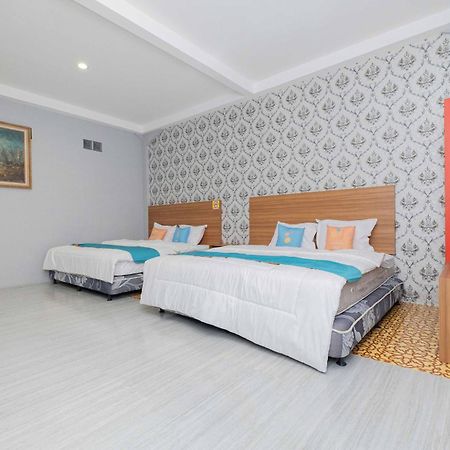 Sans Wm Hotel Blitar Buitenkant foto