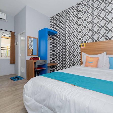 Sans Wm Hotel Blitar Buitenkant foto