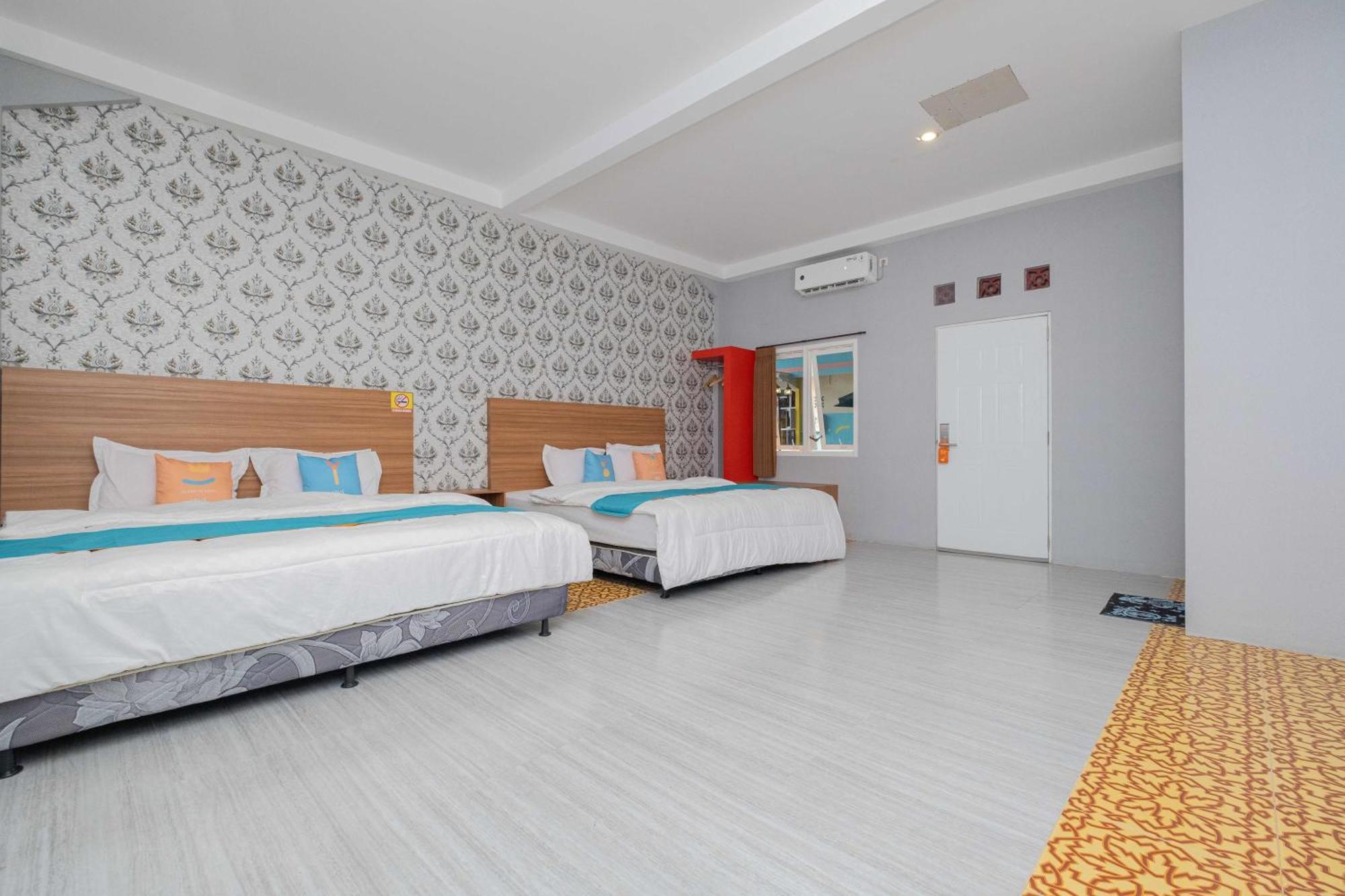 Sans Wm Hotel Blitar Buitenkant foto