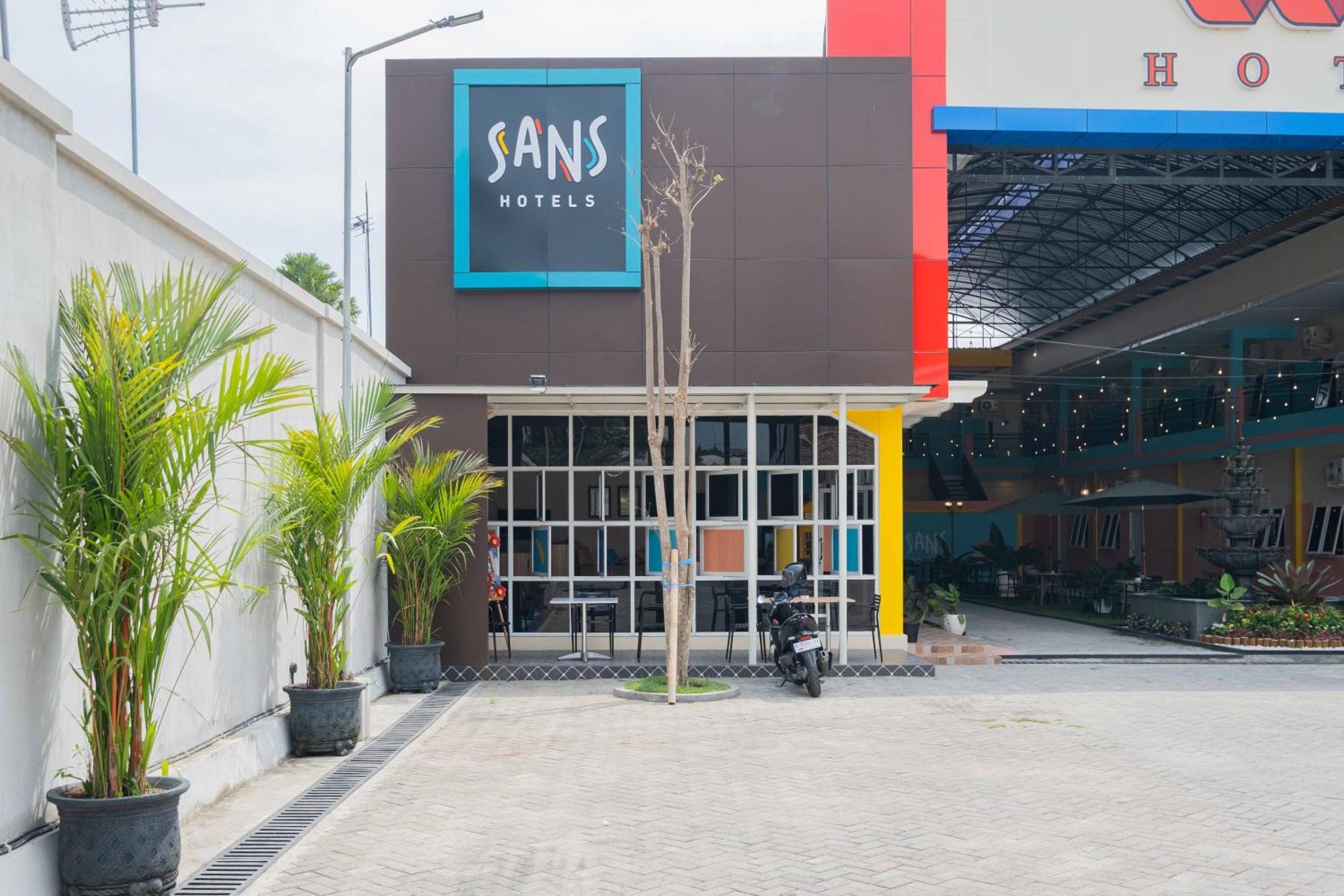 Sans Wm Hotel Blitar Buitenkant foto