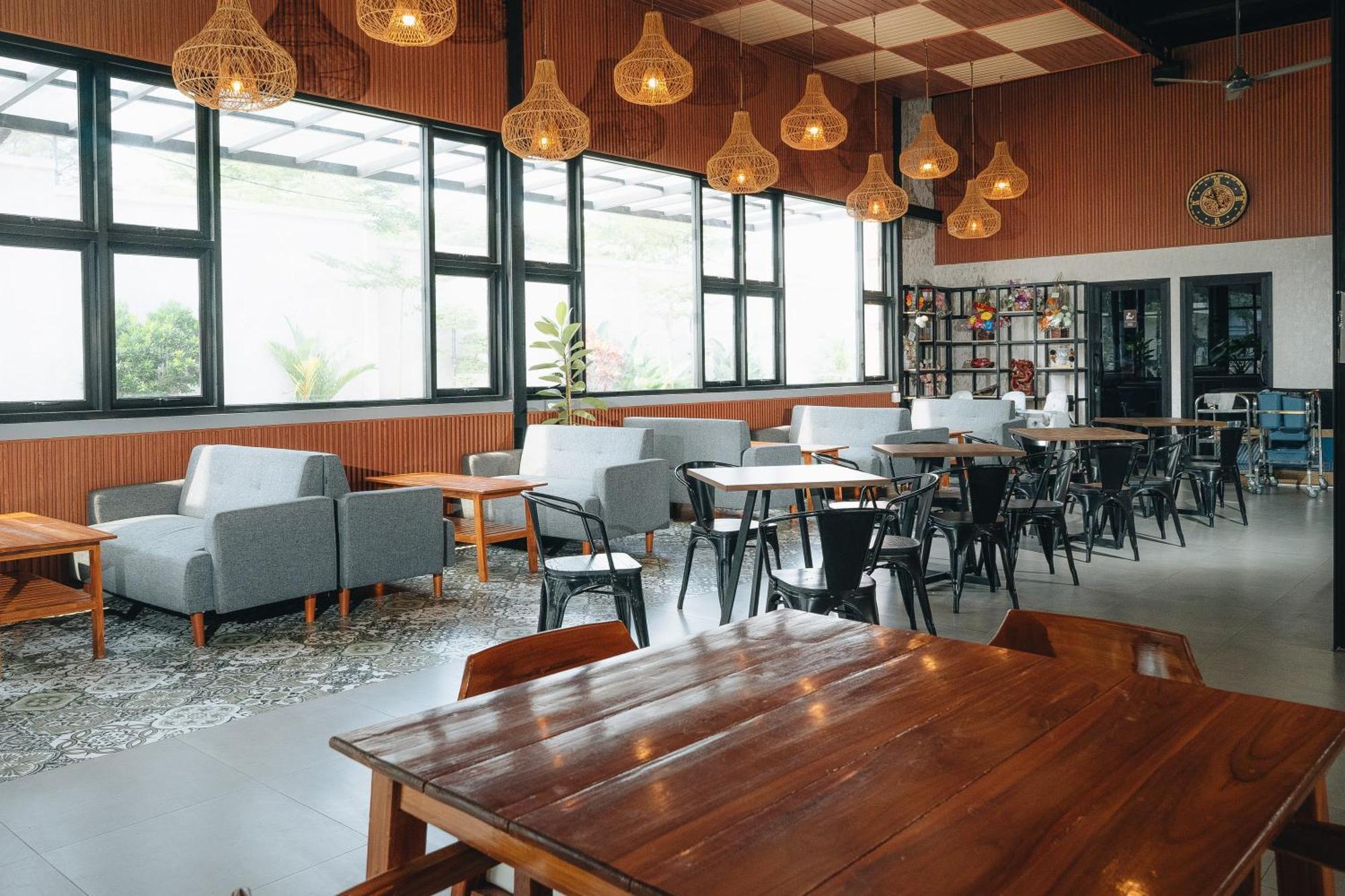 Sans Wm Hotel Blitar Buitenkant foto