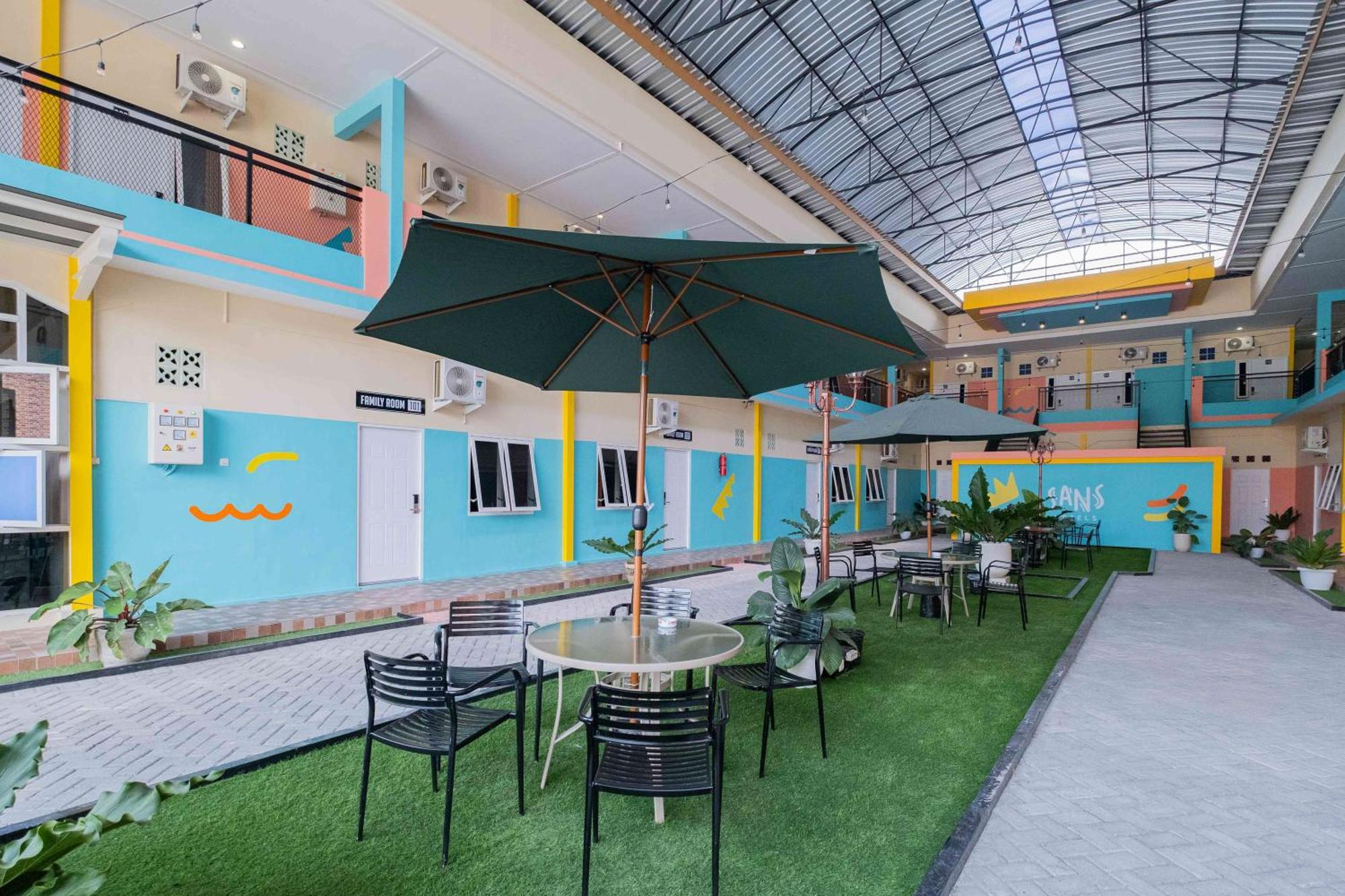 Sans Wm Hotel Blitar Buitenkant foto