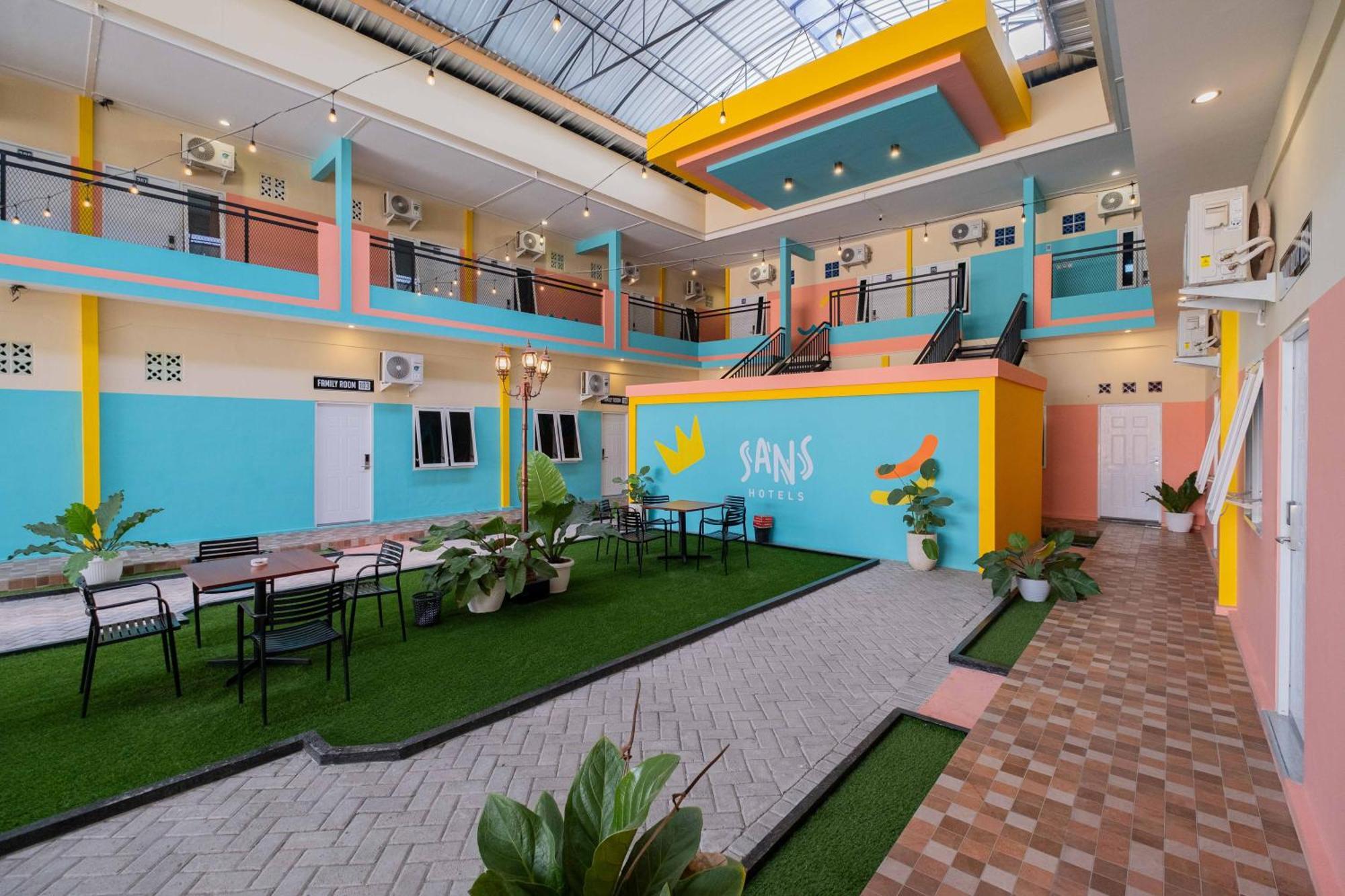 Sans Wm Hotel Blitar Buitenkant foto