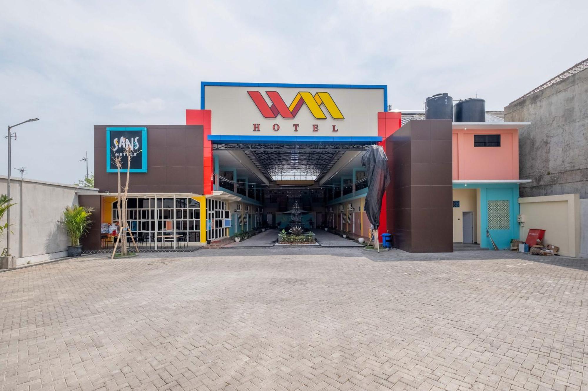 Sans Wm Hotel Blitar Buitenkant foto
