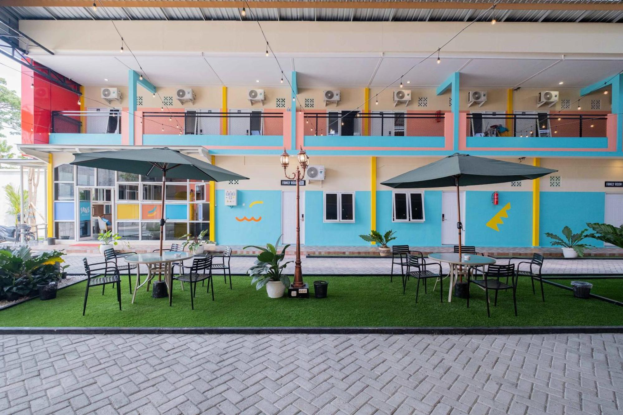 Sans Wm Hotel Blitar Buitenkant foto