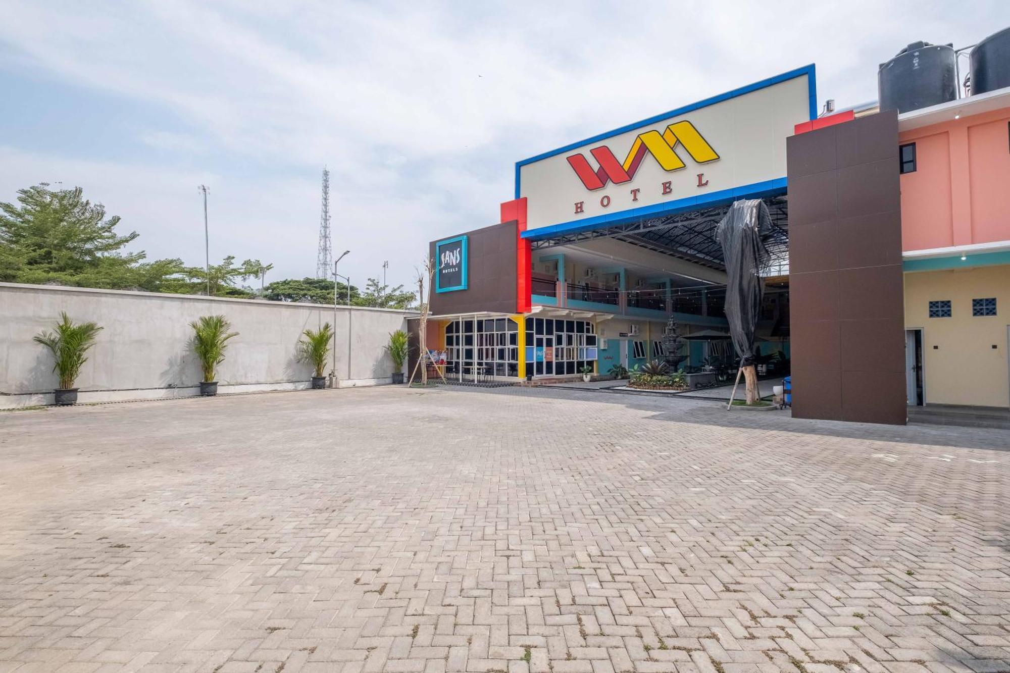 Sans Wm Hotel Blitar Buitenkant foto